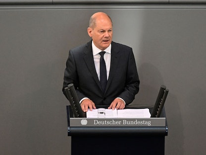 المستشار الألماني أولاف شولتز يتحدث أمام البوندستاج (البرلمان الألماني) في برلين قبيل قمم الاتحاد الأوروبي ومجموعة السبع والناتو - 22 يونيو 2022 - AFP