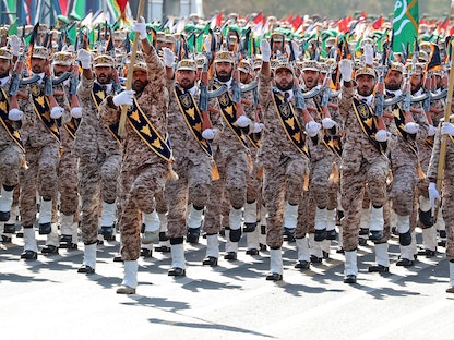 جنود إيرانيون في مسيرة خلال عرض عسكري في العاصمة طهران. 22 سبتمبر 2022. - AFP