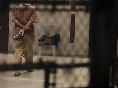 سجين يتجول داخل زنزانة في معتقل غوانتانامو - 22 مارس 2016 - REUTERS