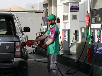 عامل يزود إحدى السيارات بالوقود في إحدى محطات البترول بالعاصمة السعودية الرياض - REUTERS