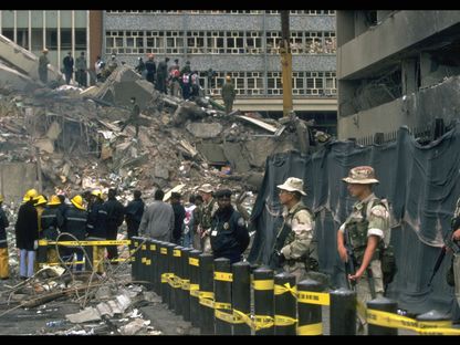جهود لإنقاذ الضحايا في موقع تفجير السفارة الأمريكية في نيروبي. 9 أغسطس 1998. - Sygma via Getty Images