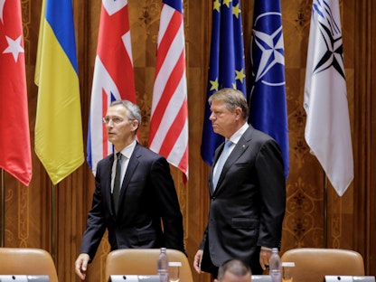 الرئيس الروماني كلاوس يوهانيس مع الأمين العام لحلف شمال الأطلسي ينس ستولتنبرج - REUTERS
