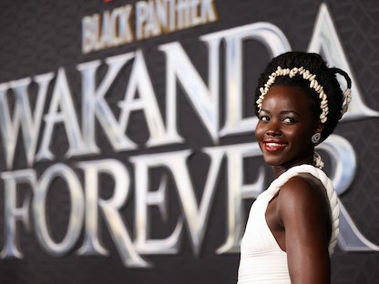 الممثلة لوبيتا نيونغو في العرض الأول لفيلم Black Panther: Wakanda Forever في لوس أنجلوس، كاليفورنيا، 26 أكتوبر 2022. - REUTERS