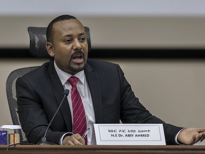 رئيس الوزراء الإثيوبي أبي أحمد خلال لقائه نواباً في أديس أبابا - 30 نوفمبر 2020 - AP