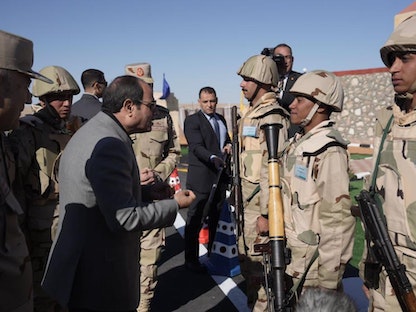 الرئيس المصري عبد الفتاح السيسي يتحدث مع بعض جنود الجيش في سيناء. 1 أبريل 2023 - twitter/AlsisiOfficial