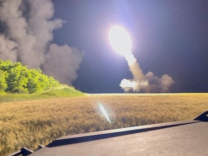 إطلاق صاروخ من نوع "هيمارس" الأميركي سريع الحركة في مكان غير محدد بأوكرانيا - REUTERS