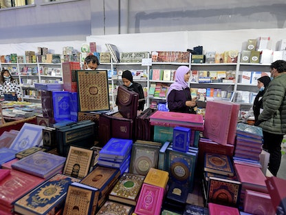 زوار يتصفحون الكتب في معرض تونس الدولي السادس والثلاثين للكتاب بالعاصمة التونسية تونس- 12 نوفمبر 2021 - AFP