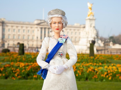 دمية باربي الملكة إليزابيث احتفالاً باليوبيل البلاتيني لحكمها - Mattel.com