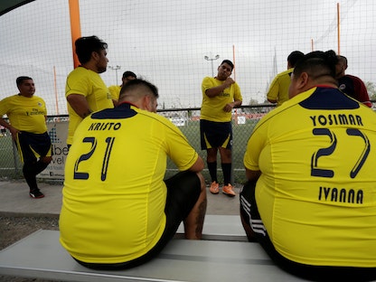 لاعبون أثناء مباراة كرة القدم في دوري Soccer of Weight وهو دوري للرجال الذين يعانون من السمنة المفرطة ويرغبون بتحسين صحتهم في المكسيك. 16 سبتمبر2017 - REUTERS