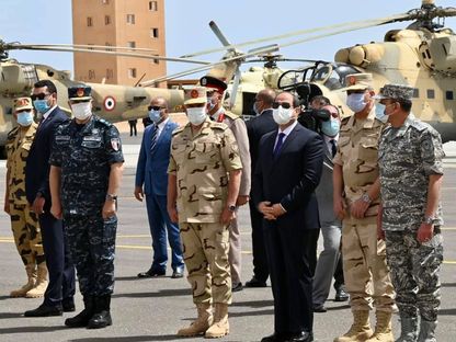 الرئيس المصري عبدالفتاح السيسي يتفقد الوحدات المقاتلة للقوات الجوية بالمنطقة الغربية العسكرية. 20 يونيو 2020 - الرئاسة المصرية