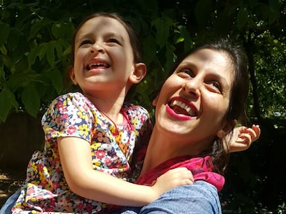 البريطانية الإيرانية نازنين زاغري راتكليف وابنتها غابرييلا في طهران- 23 أغسطس 2018 - AFP