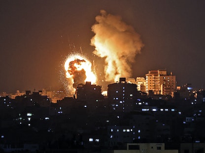 ألسنة اللهب تتصاعد في موقع غارة إسرائيلية على قطاع غزة. 10 مايو 2021. - AFP