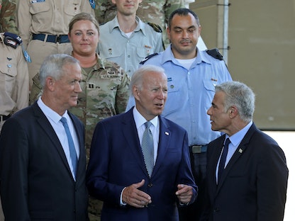 الرئيس الأميركي جو بايدن بين رئيس الوزراء الإسرائيلي يائير لبيد (يمين) ووزير الدفاع الإسرائيلي بيني جانتس في إسرائيل- 13 يوليو 2022 - REUTERS