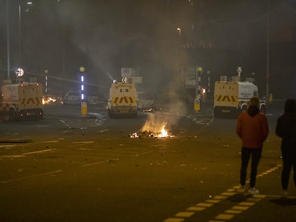 جانب من أعمال العنف في منطقة نيوتاونباي شمال بلفاست في أيرلندا الشمالية - AFP