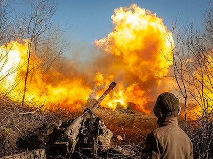 جندي أوكراني يطلق النار من مدفع ميداني على خط أمامي مع استمرار هجوم روسيا على أوكرانيا بالقرب من سوليدار، منطقة دونيتسك، أوكرانيا، 10 نوفمبر 2022.  - via REUTERS