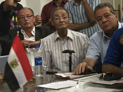 الروائي المصري بهاء طاهر (وسط)، القاهرة 6 يونيو 2013 - AFP