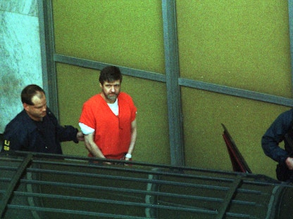 تيد كازينسكي أثناء مغادرته المحكمة الفيدرالية في كاليفورنيا بعد اعترافه بالتهم الموجهة إليه- 22 يناير 1998 - REUTERS