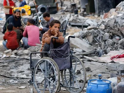 فلسطينيون بجوار أنقاض مبان مدمرة في مدينة غزة. 2 نوفمبر 2025 - Reuters