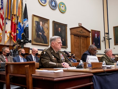 رئيس هيئة الأركان الأميركية المشتركة الجنرال مارك ميلي، مع وزير الدفاع لويد أوستن، والجنرال كينيث ماكنزي، قائد القيادة المركزية الأميركية، في جلسة استماع بالكونجرس - واشنطن- 29 سبتمبر 2021 - REUTERS