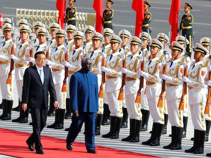 رئيس وزراء جزر سليمان ماناسيه سوغافاري يستعرض حرس الشرف في بكين مع رئيس الوزراء الصيني لي كيكيانج - 9 أكتوبر 2019 - REUTERS