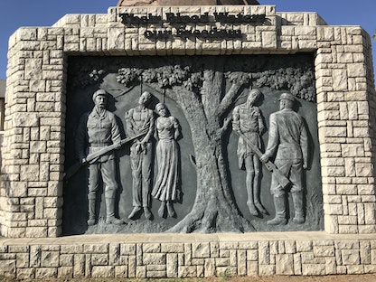 نصب تذكاري للإبادة الجماعية لشعبي "هيريرو" و"ناما" (1904-1907) التي ارتكبتها القوات الاستعمارية الألمانية وسط العاصمة الناميبية ويندهوك - Getty Image