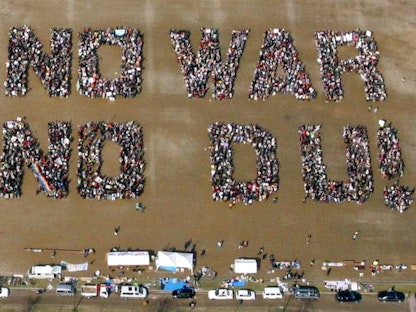 آلاف المتظاهرين في مدينة هيروشيما اليابانية يشكلون رسالة ضد الحرب الأميركية في العراق واستخدام قذائف اليورانيوم المنضب (DU). 2 مارس 2003 - REUTERS