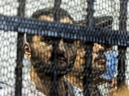 محمد عادل المتهم بقتل زميلته طالبة جامعة المنصورة نيّرة أشرف في قفص الاتهام بمحكمة جنايات المنصورة- مصر- 26 يونيو 2022 - AFP
