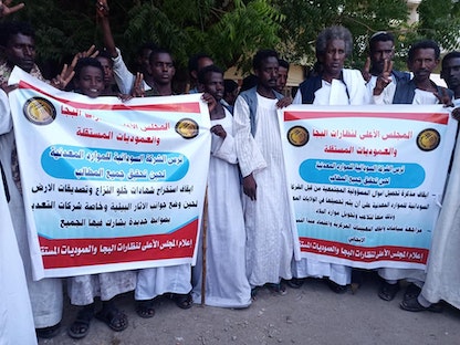 أنصار المجلس الأعلى لنظارات البجا والعموديات المستقلة بشرق السودان خلال إغلاق مباني الشركة السودانية للموارد المعدنية في بورتسودان - 5 يونيو 2022 - facebook/BejaSDN