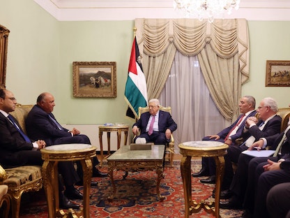 الرئيس محمود عباس يلتقي وزير الخارجية المصري سامح شكري (الثاني من اليسار) في العاصمة المصرية القاهرة، 5 سبتمبر 2022. - AFP