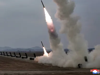 كوريا الشمالية تختبر صواريخ كروز ومضادة للسفن من على مدمرة بحرية