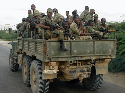 صورة أرشيفية لجنود إثيوبيين يركبون شاحنة عسكرية - 24 يناير 2007 - REUTERS
