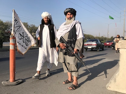 مقاتلو طالبان يقفون أمام وزارة الداخلية بعد سيطرتهم على العاصمة الأفغانية كابول- 16 أغسطس 2021 - REUTERS