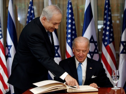رئيس الوزراء الإسرائيلي بنيامين نتنياهو خلال لقائه جو بايدن في القدس عندما كان الأخير نائباً للرئيس السابق باراك أوباما، 9 مارس 2010 - REUTERS