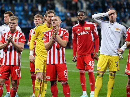 لاعبو يونيون برلين يعتذرون من مشجعيهم بعد الهزيمة أمام بوخوم، 23 أكتوبر 2022 - REUTERS