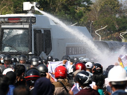 الشرطة في ميانمار تطلق مدافع المياه على المتظاهرين في نايبيداو العاصمة الاقتصادية للبلاد - REUTERS