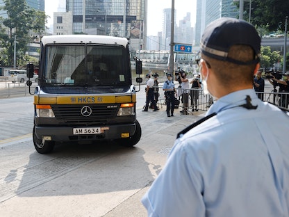 سيارة سجن تقلّ تونغ ينغ كيت أول متهم بموجب قانون الأمن القومي إلى مقر المحكمة العليا في هونغ كونغ - 27 يوليو 2021 - REUTERS