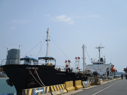 صورة للسفينة إم/تي كوريجس راسية على رصيف بحري - justice.gov