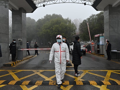 حارس يرتدي ملابس واقية عند مدخل مركز مقاطعة هوبي للسيطرة على الأمراض والوقاية منها، الصين 1 فبراير 2021 - AFP