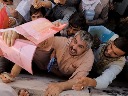 مئات الأفغان يتوافدون على مكتب الجوازات بعد أنباء عن فتحه - 6 أكتوبر 2021 - REUTERS