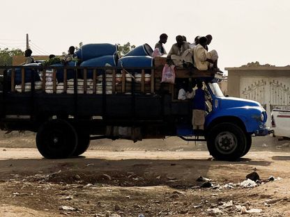 عائلات سودانية في مدينة الدندر بولاية سنار تفر مع تقدم قوات الدعم السريع. السودان. 18 يوليو 2024 - Reuters