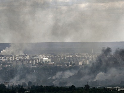 أدخنة متصاعدة في مدينة سيفيرودونيتسك التي تشهد معارك ضارية بين القوات الروسية ونظيرتها الأوكرانية شرقي البلاد - 7 يونيو 2022 - AFP