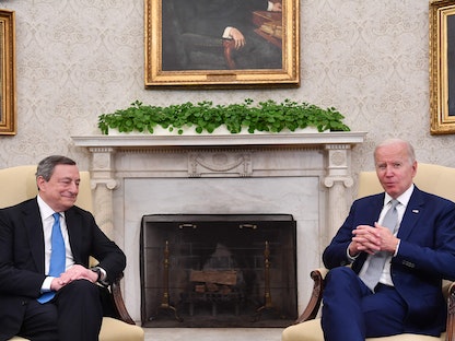 الرئيس الأميركي جو بايدن خلال استقبال رئيس الوزراء الإيطالي ماريو دراجي في البيت الأبيض بواشنطن، الولايات المتحدة، 10 مايو 2022 - AFP