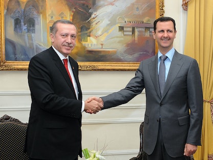 صورة أرشيفية للقاء الرئيس التركي رجب طيب أردوغان مع نظيره السوري بشار الأسد، حلب - 6 فبراير 2011 - AFP