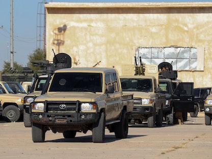 قوات تابعة لحكومة الوحدة الوطنية الليبية برئاسة عبد الحميد الدبيبة تتجمع داخل مطار طرابلس الدولي. 25 يوليو 2022 - AFP