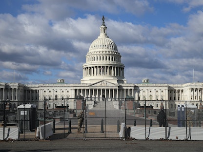 مبنى الكابيتول الذي يضم الكونغرس الأميركي خلف سياج حديدي بعد أعمال الشغب التي انتهت باقتحامه في 6 يناير 2021 - AFP
