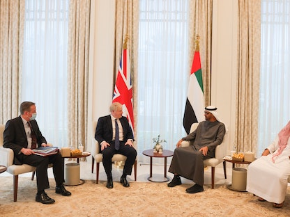 ولي عهد أبو ظبي الشيخ محمد بن زايد يستقبل رئيس الوزراء البريطاني بوريس جونسون في أبو ظبي - 16 مارس 2022 - twitter@10DowningStreet/