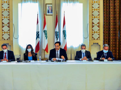 رئيس حكومة تصريف الأعمال اللبناني حسان دياب يتوسط السفراء والممثلين الدبلوماسيين خلال اجتماع في السراي الكبير في بيروت - 6 يوليو 2021 - AFP