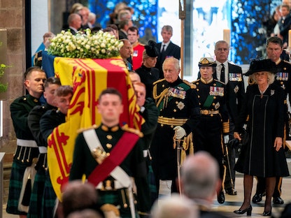 وصول نعش الملكة إليزابيث إلى كاتدرائية "سان تجيل" في إدنبرة بأسكتلندا بحضور الملك تشارلز - 12 سبتمبر 2022 - REUTERS