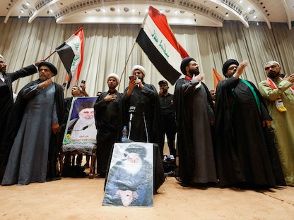 عدد من أنصار رجل الدين الشيعي مقتدى الصدر يتظاهرون داخل البرلمان العراقي - 30 يوليو 2022 - REUTERS