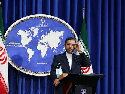 المتحدث باسم الخارجية الإيرانية سعيد خطيب زاده خلال مؤتمر صحافي في طهران - Getty Images